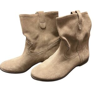 Vince Camuto VC-Fanti Slouch Ankle Boots in Tan Suede. Size 8M